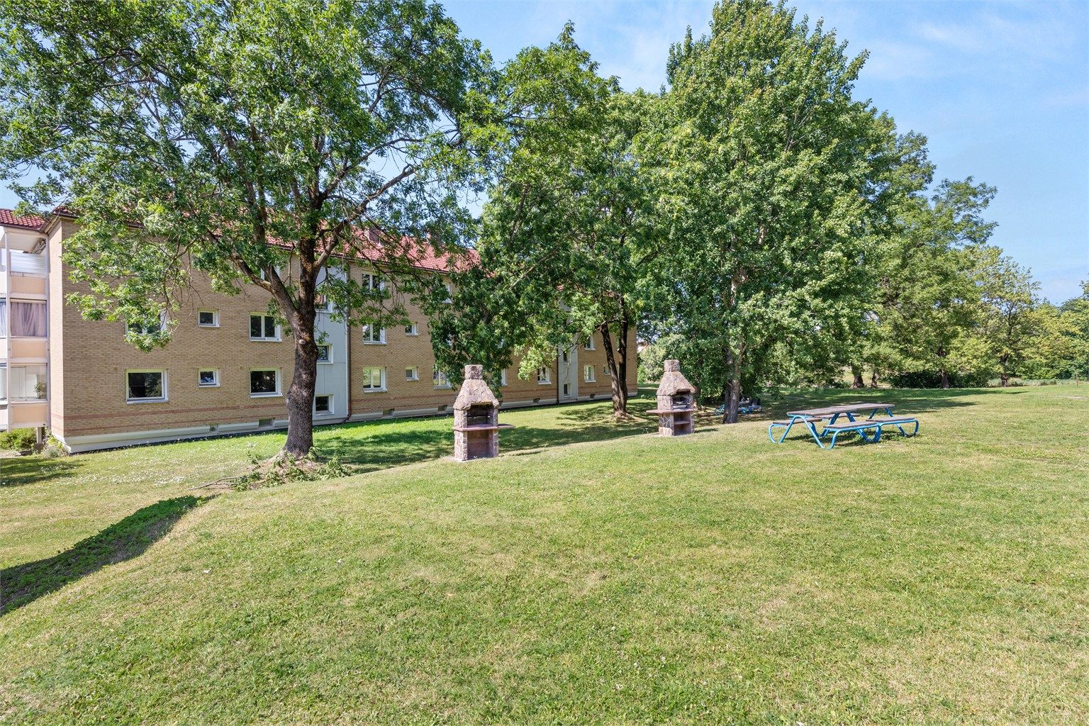 Store, velholdte grøntområder med fellesgriller og god plass til både avslapning og hyggelige sommerdager.
