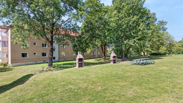 Store, velholdte grøntområder med fellesgriller og god plass til både avslapning og hyggelige sommerdager.