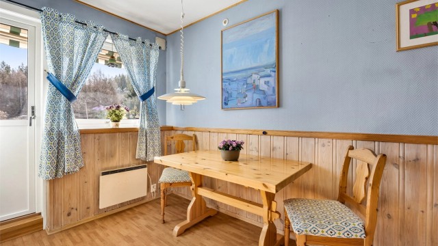 En hyggelig spiseplass ved vinduet, med direkte utgang til leilighetens andre balkong.