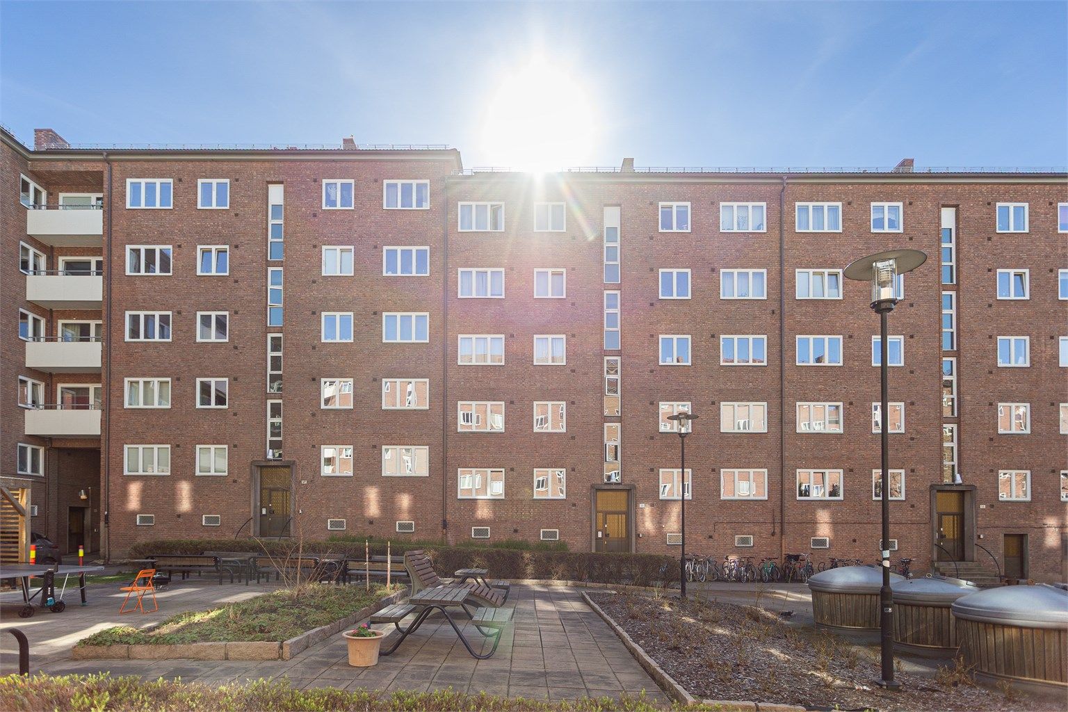 Sameiet har en hyggelig, felles bakgård med sittegrupper og beplantning.