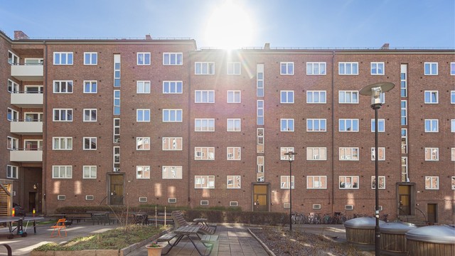 Sameiet har en hyggelig, felles bakgård med sittegrupper og beplantning.