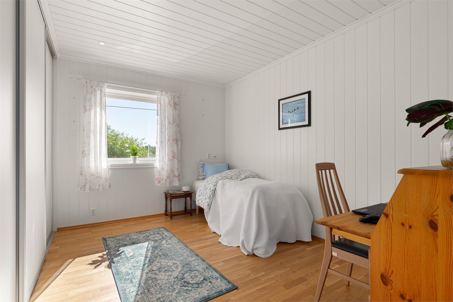 Soverom 2 med skyvegarderobe