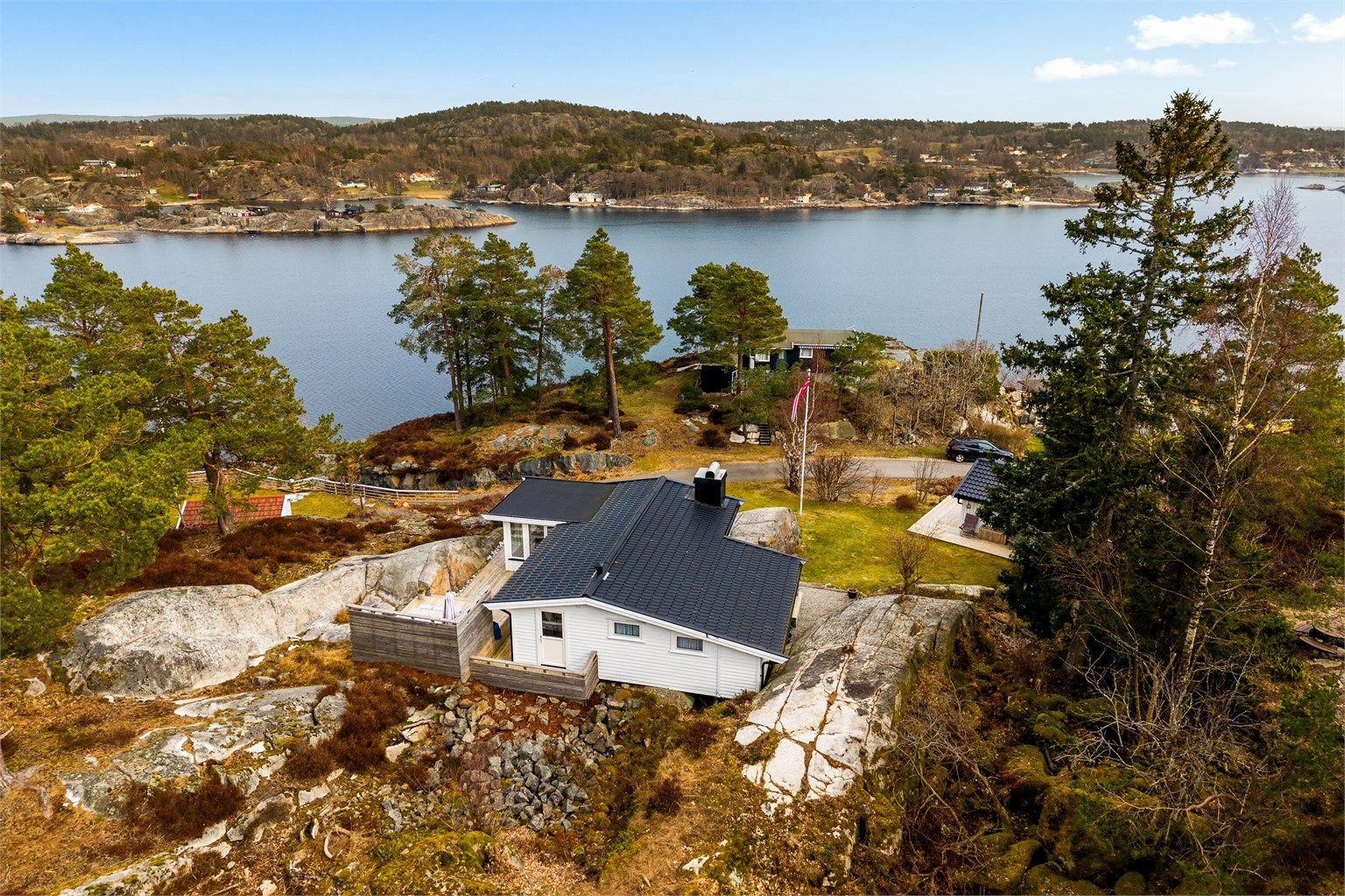 Eiertomt på 1246 kvm. Tomten er pent opparbeidet og består for det meste av naturtomt, samt noen partier med svaberg/fjell. Deler er også flott opparbeidet med gressplen og noe beplantning med blomster og prydbusker.