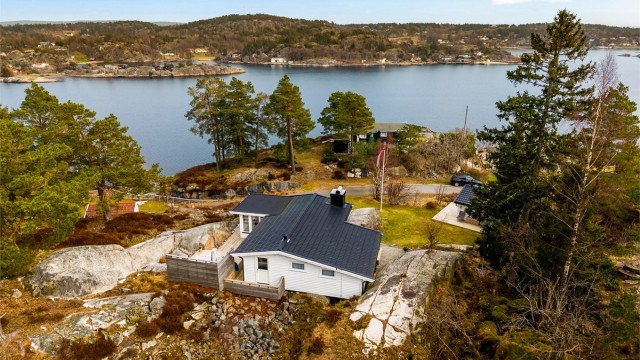 Eiertomt på 1246 kvm. Tomten er pent opparbeidet og består for det meste av naturtomt, samt noen partier med svaberg/fjell. Deler er også flott opparbeidet med gressplen og noe beplantning med blomster og prydbusker.