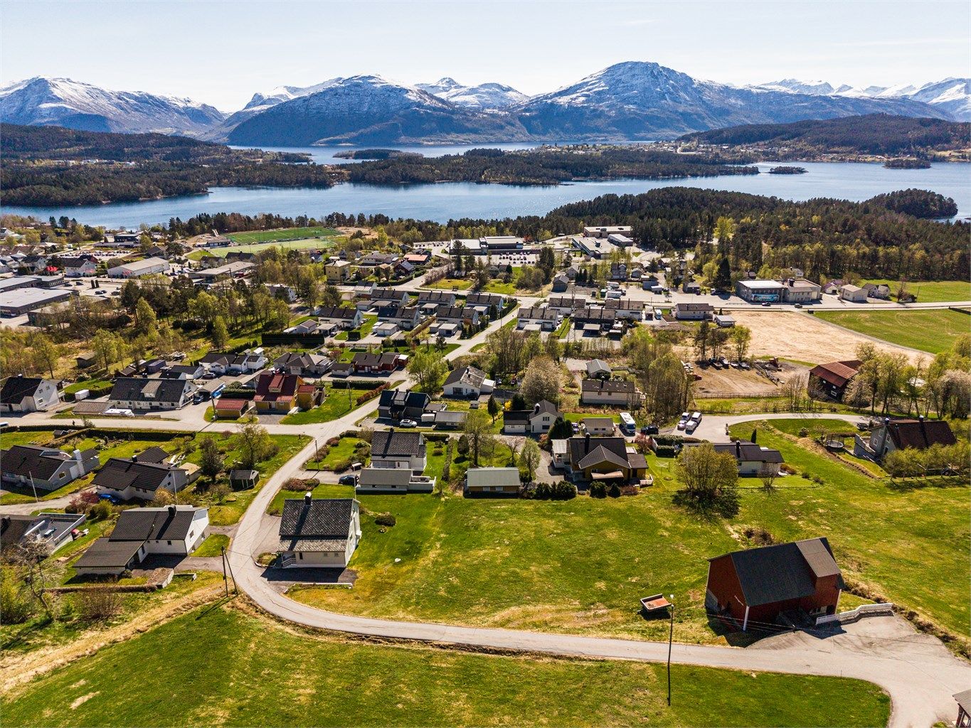 Området byr på flotte rekreasjonsmuligheter som båtliv, padling og bading i Skodjevika