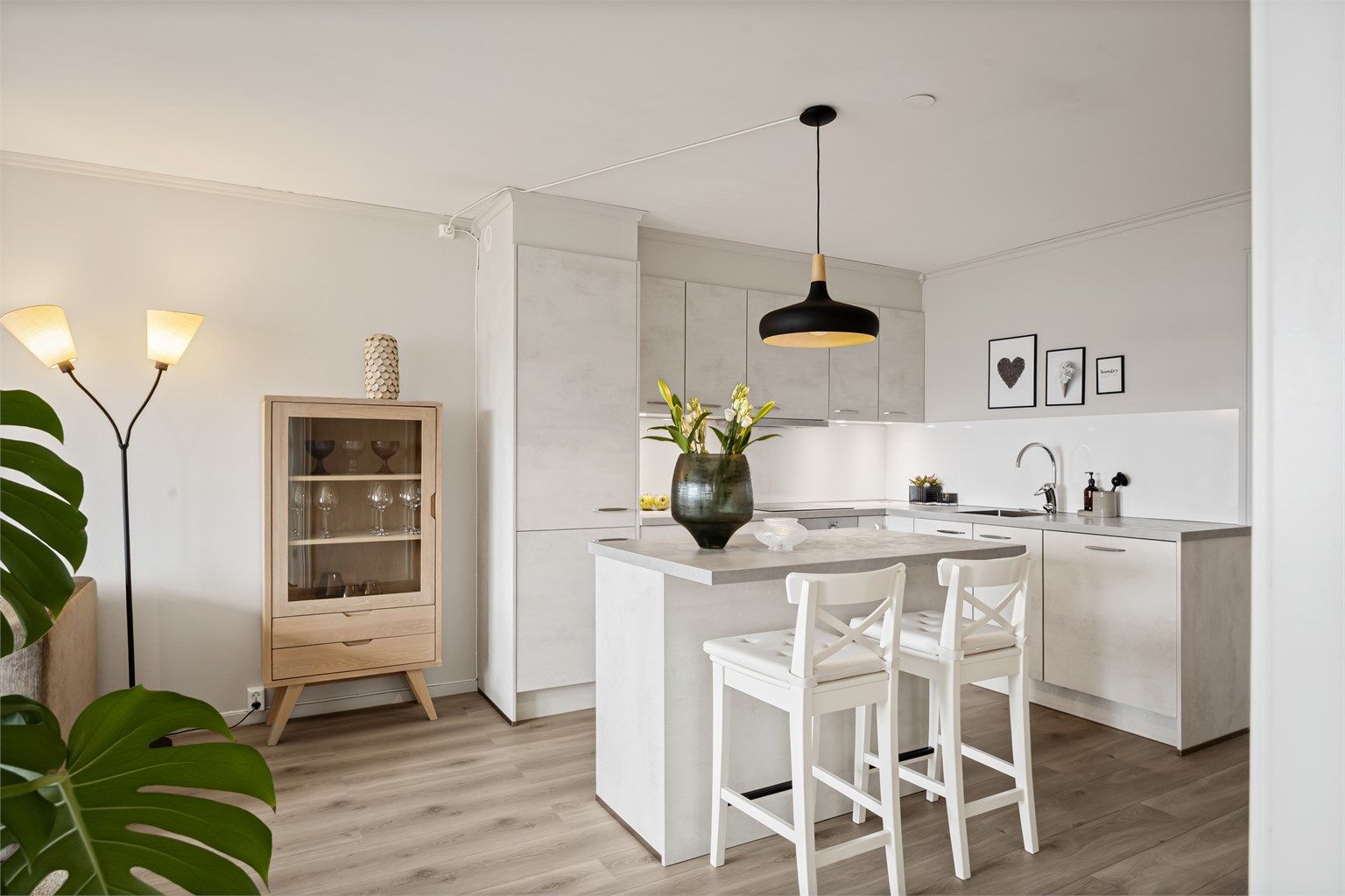 Meget pent kjøkken med Keo innredning fra 2020. Innredningen har glatte fronter og laminert benkeplate med nedfelt kjøkkenvask og stikkontakt nedfelt i kjøkkenbenken.