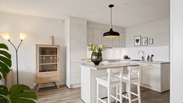 Meget pent kjøkken med Keo innredning fra 2020. Innredningen har glatte fronter og laminert benkeplate med nedfelt kjøkkenvask og stikkontakt nedfelt i kjøkkenbenken.