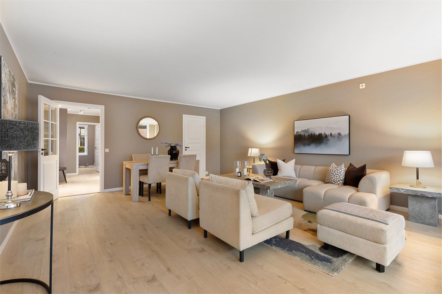 Et helhetlig inntrykk med gjennomgående gulv og en avstemt fargepalett.