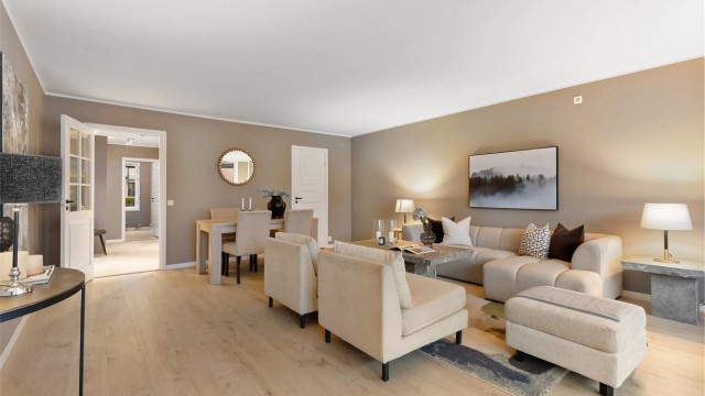 Et helhetlig inntrykk med gjennomgående gulv og en avstemt fargepalett.