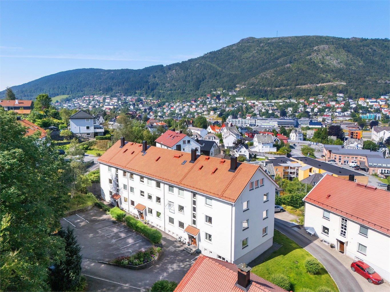 Leilighet i borettslag på Wergeland med alle hverdagslige fasiliteter i umiddelbar nærhet. Kort gangavstand til bybanestoppet på Wergeland. 