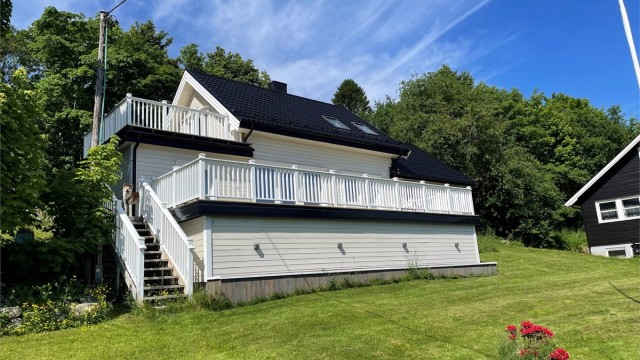 Velkommen til Øvre Harsvika 21 - en innbydende enebolig på stor tomt, med fantastiske sol- og utsiktsforhold. Stokkøya er knyttet til fastlandet med broforbindelse, og ligger omtrent to timers kjøring fra Trondheim. Bildet er tatt av selger.