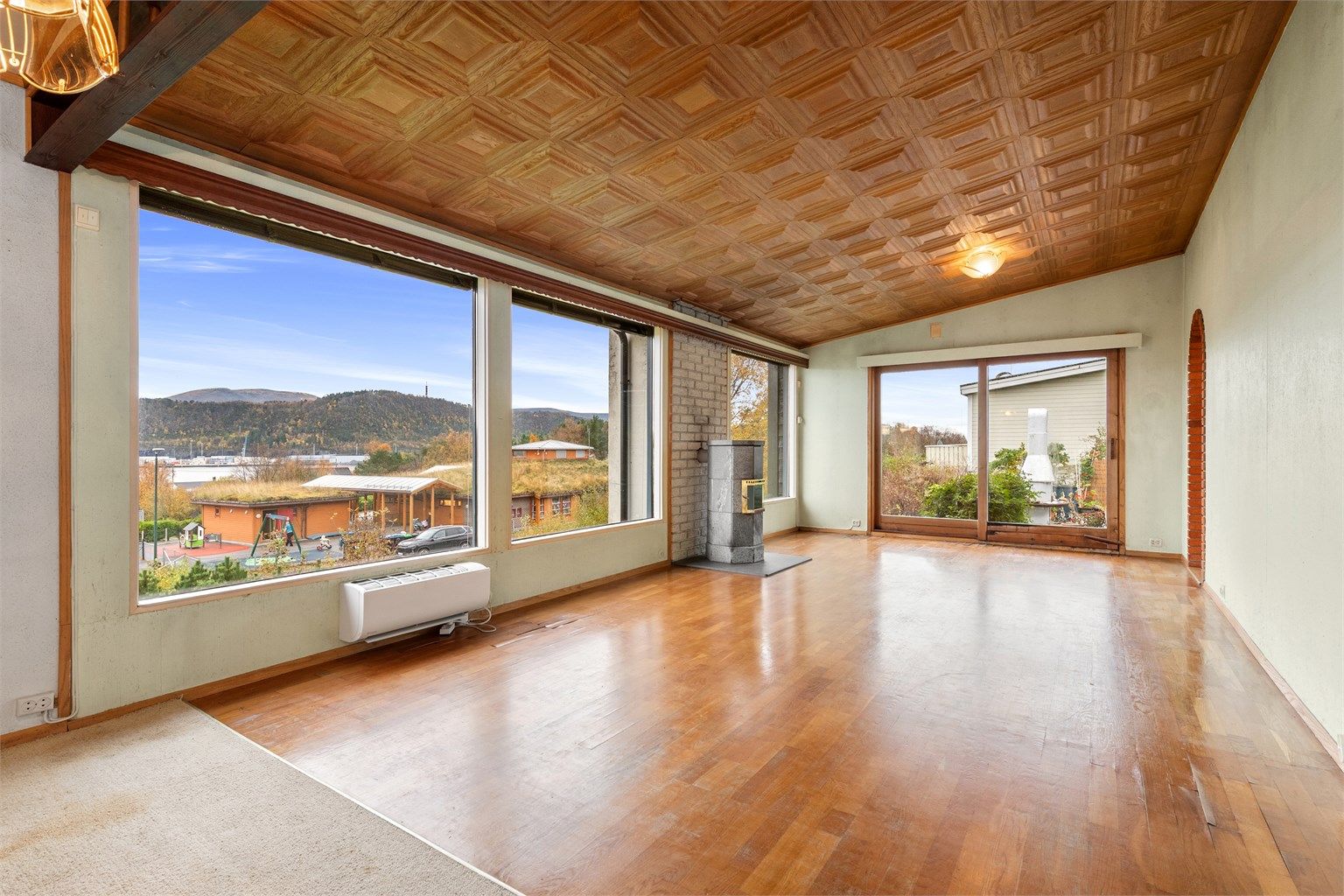 Stor med store vindusflater og god takhøyde