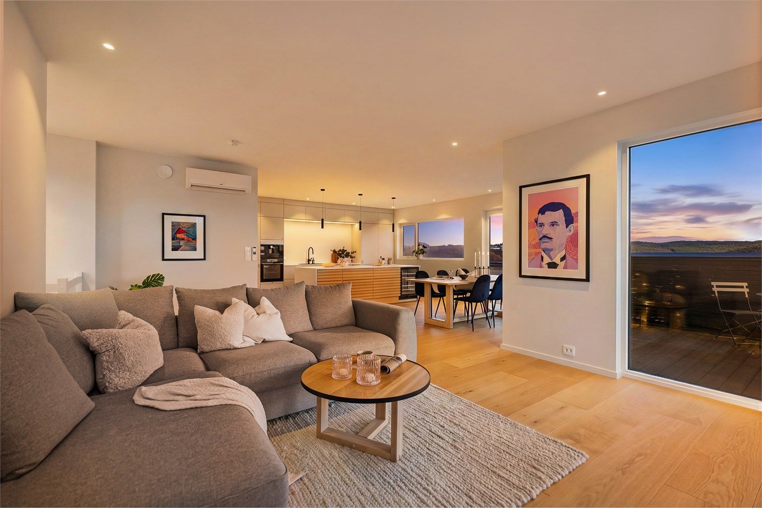 Øverste etasje har en god og romslig planløsning med oppholdsrom som stue/kjøkken og utgang til to hyggelige uteplasser. 