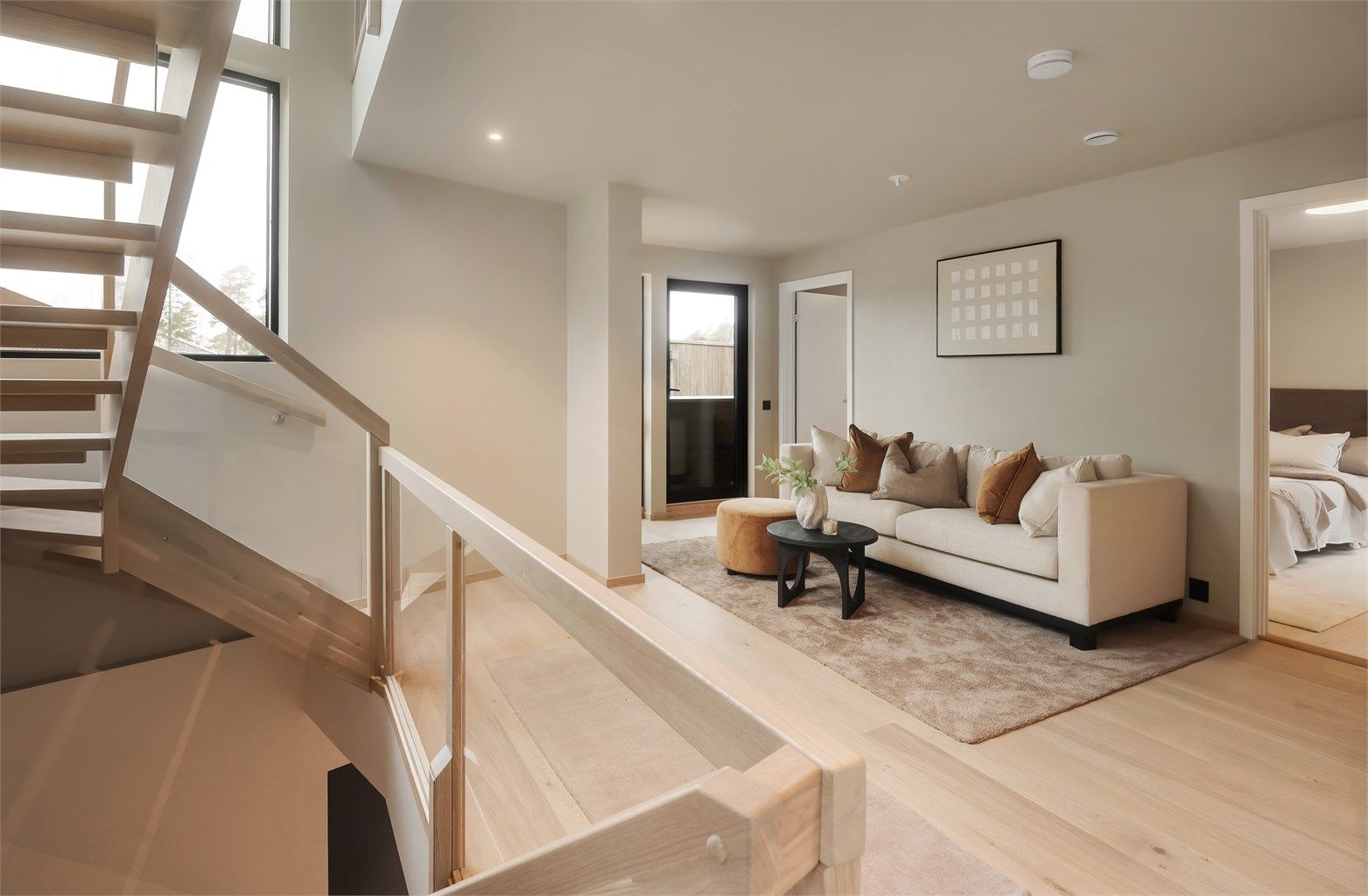 I første etasje finner du en ekstra stue – en fleksibel sone for TV-titting eller lek.