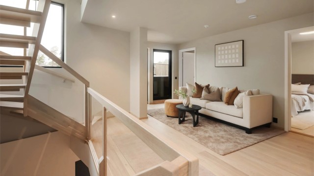 I første etasje finner du en ekstra stue – en fleksibel sone for TV-titting eller lek.