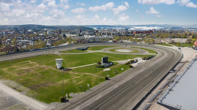 Nærhet til Bjerke travbane, et landemerke i området.