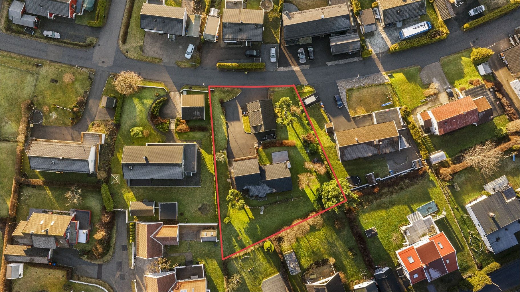 Eiertomt på 1 429 kvm. Tomten har en solrik og flott beliggenhet med flere fine utearealer og er pent opparbeidet.