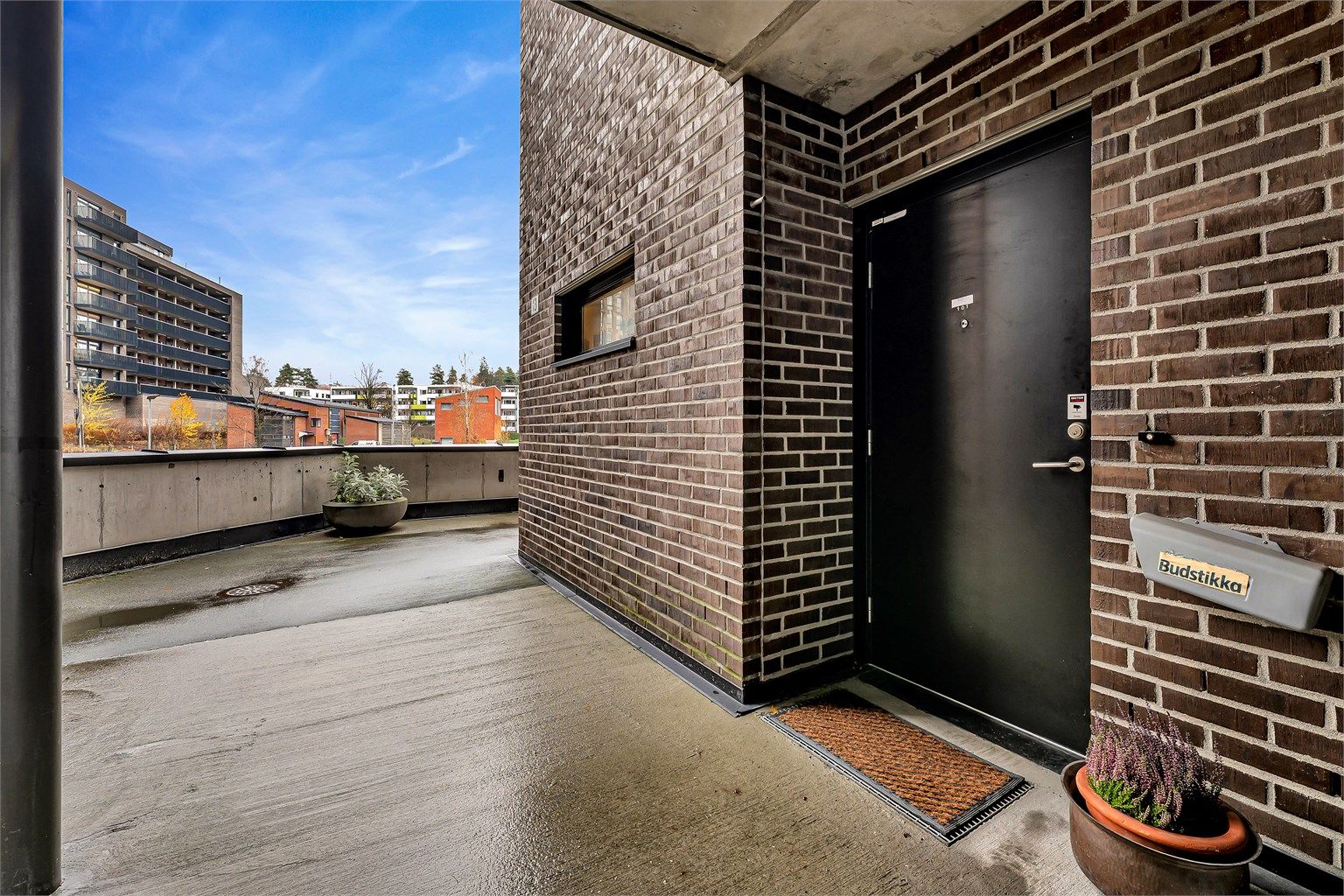 Leiligheten har eget privat inngangsparti. Enkel adkomst. 