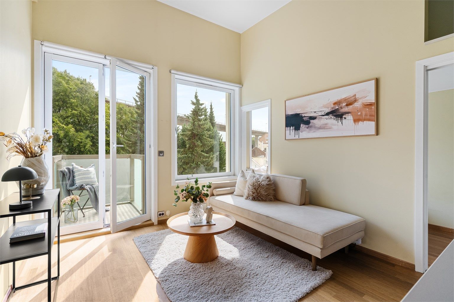 Store vindusflater, kombinert med en generøs takhøyde gir rikelig med dagslys og en god romfølelse.