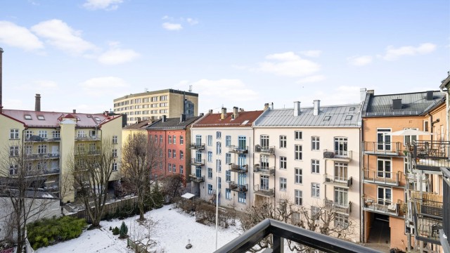 Fra leiligheten har du utsikt over et veletablert og trygt nabolag.