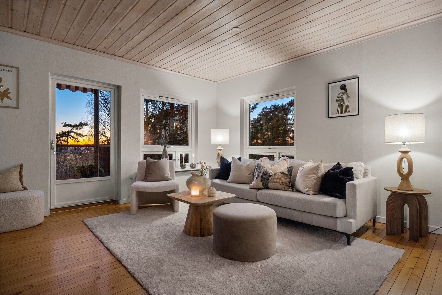 Leiligheten ligger i 2. etasje, uten gjenboere mot vest og med flott utsyn over grøntområde, samt noe fjordgløtt