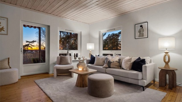 Leiligheten ligger i 2. etasje, uten gjenboere mot vest og med flott utsyn over grøntområde, samt noe fjordgløtt