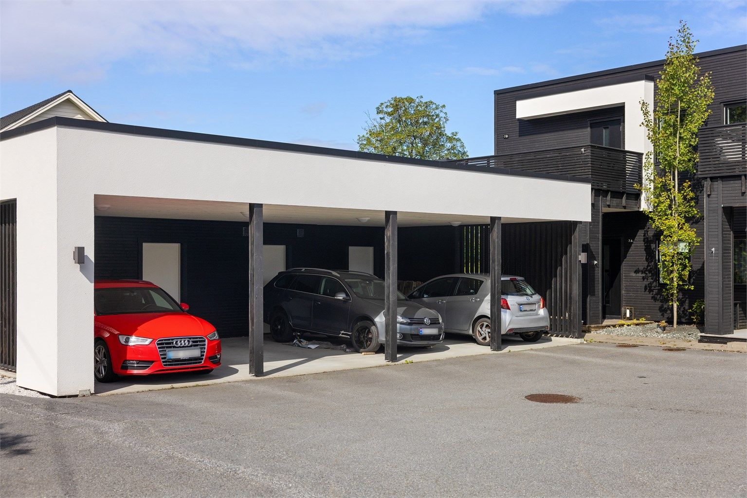 Egen plass i carport med tilhørende bod på ca. 5 kvm.