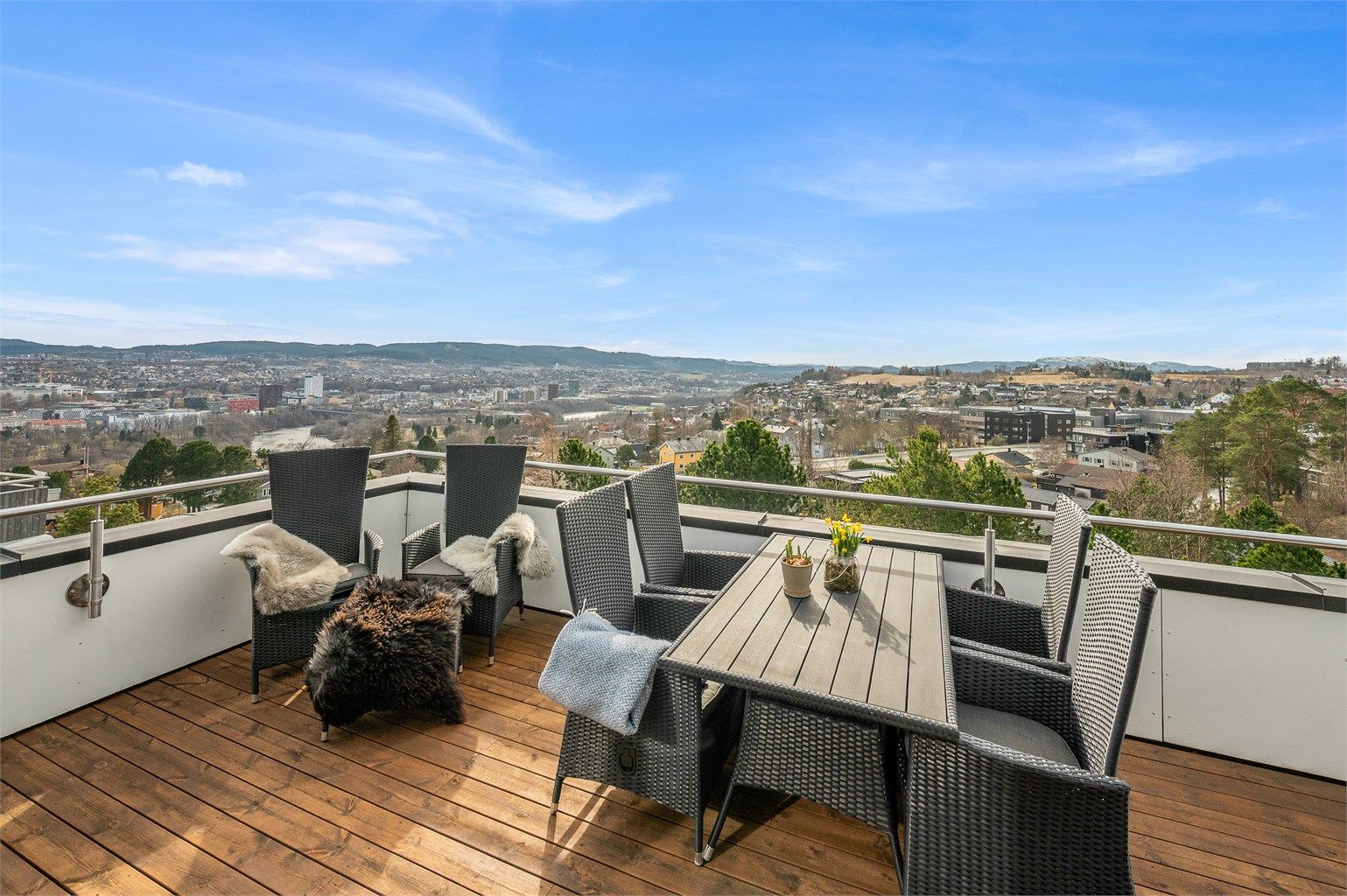 Takterrassen har gode solforhold og rikelig med plass til både spisegruppe og hyggelige sammenkomster med utsikt som bakteppe.