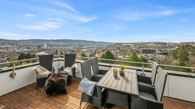 Takterrassen har gode solforhold og rikelig med plass til både spisegruppe og hyggelige sammenkomster med utsikt som bakteppe.