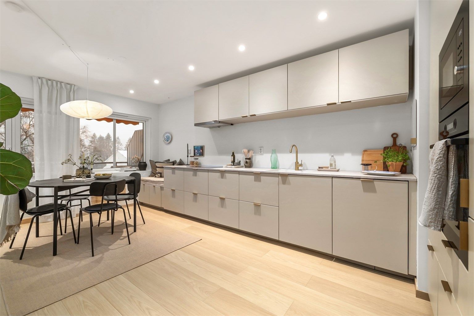 Leiligheten har et romslig kjøkken i delvis åpen løsning med stuen