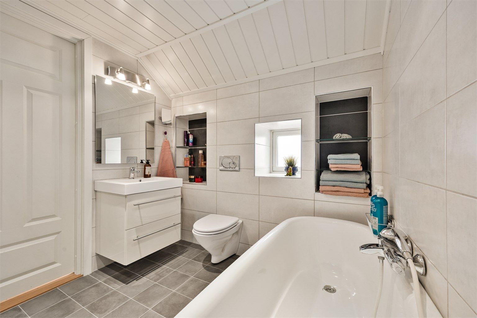 Badet i andre etasje ble oppgradert i 2009 og har flislagt gulv med gulvvarme.