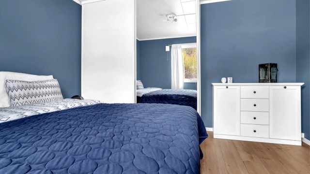 Skyvegarderobe på soverom 1