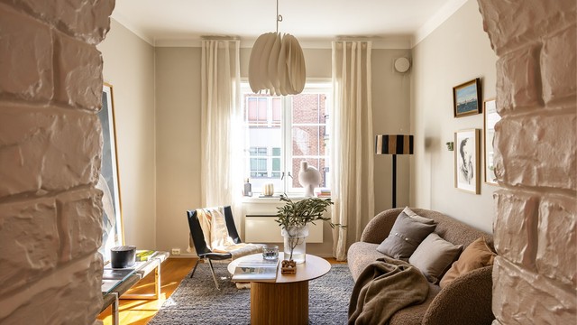 Dette er en nydelig 2-roms selveier, fint beliggende i byggets toppetasje. Planløsningen er både gjennomgående og god, så her er det bare å glede seg.