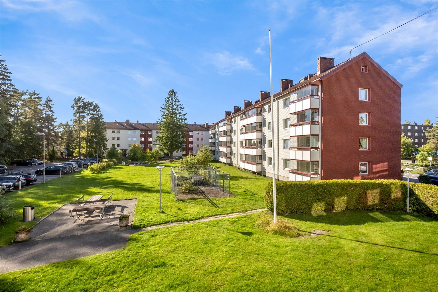 Borettslagets felles tomt er opparbeidet med asfalterte veier, plenarealer, blomsterbed og variert beplantning, samt felles fasiliteter som lekeplass, sittegrupper, fellesgriller og tørkeplasser.