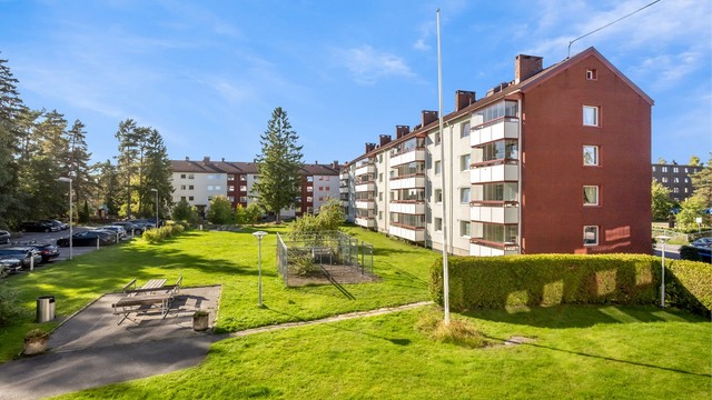 Borettslagets felles tomt er opparbeidet med asfalterte veier, plenarealer, blomsterbed og variert beplantning, samt felles fasiliteter som lekeplass, sittegrupper, fellesgriller og tørkeplasser.
