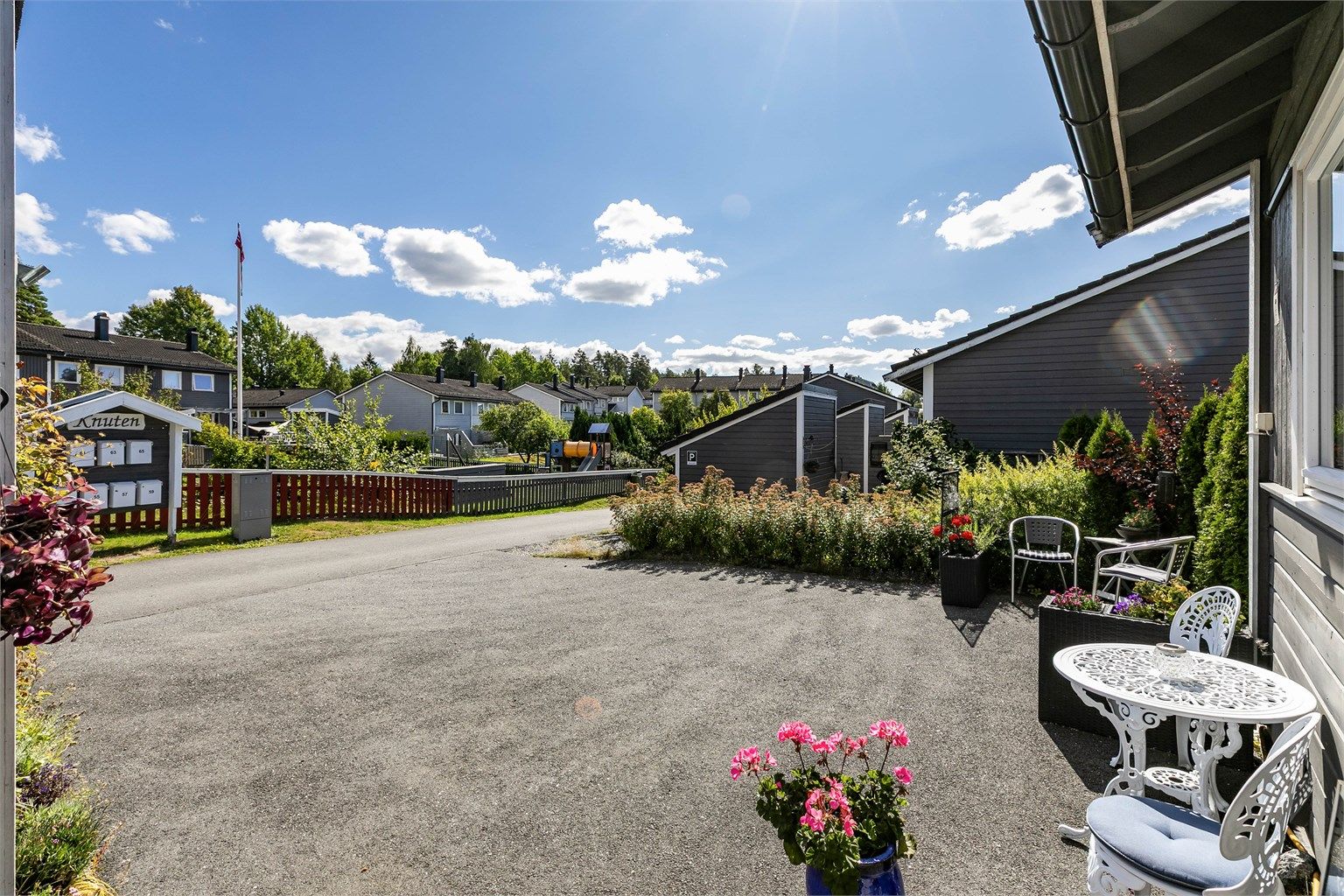 Med kjøkkenet rett innenfor er det enkelt å ta morgenkaffen med ut i solen foran inngangspartiet.