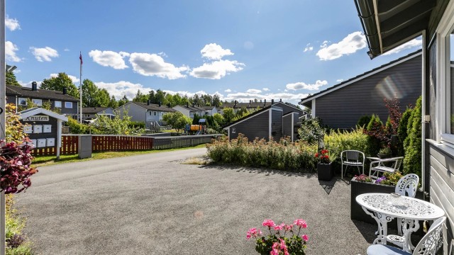 Med kjøkkenet rett innenfor er det enkelt å ta morgenkaffen med ut i solen foran inngangspartiet.