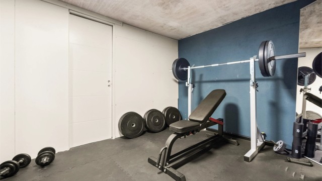 Den opprinnelige garasjen er i dag delt med en lettvegg, hvor den ene delen benyttes som trimrom og den andre som bod. Rommet som benyttes som trimrom er ikke godkjent for varig opphold.
Treningsutstyr kan medfølge om ønskelig.