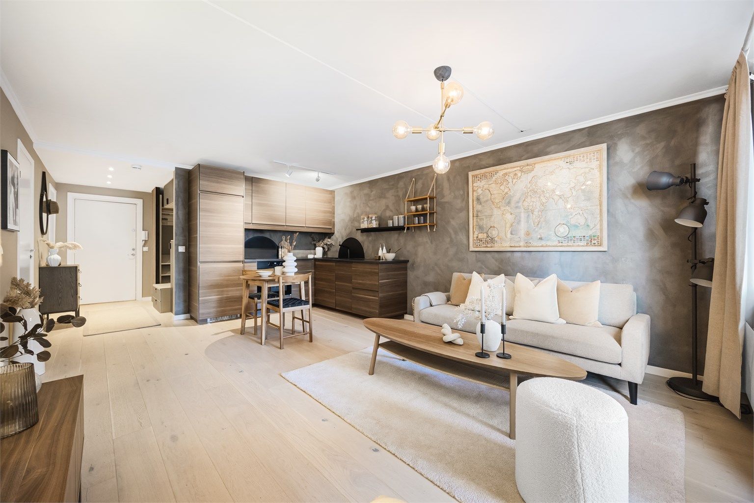 Velkommen til en attraktiv og sentral leilighet med vestvendt balkong, samt garasjeplass m/ elbil lader.