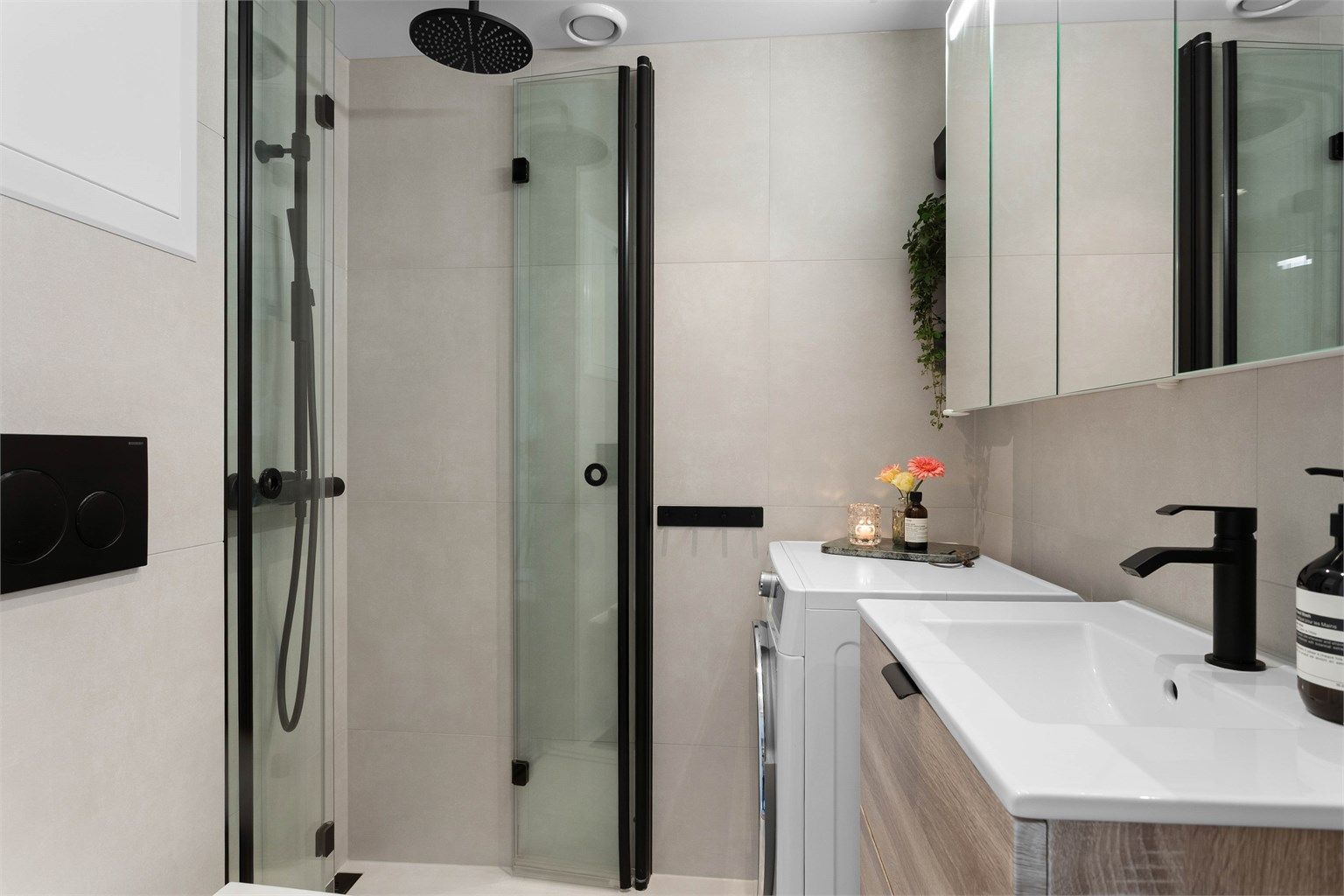Badet ble totaloppusset i 2023 og har fliser på gulv og vegger, samt elektrisk gulvvarme.