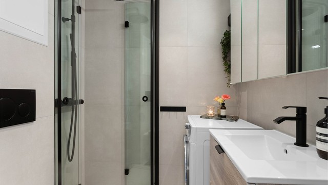 Badet ble totaloppusset i 2023 og har fliser på gulv og vegger, samt elektrisk gulvvarme.