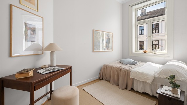 Begge soverommene er lyse og fleksible rom med plass til både seng og en praktisk hjemmekontorplass.