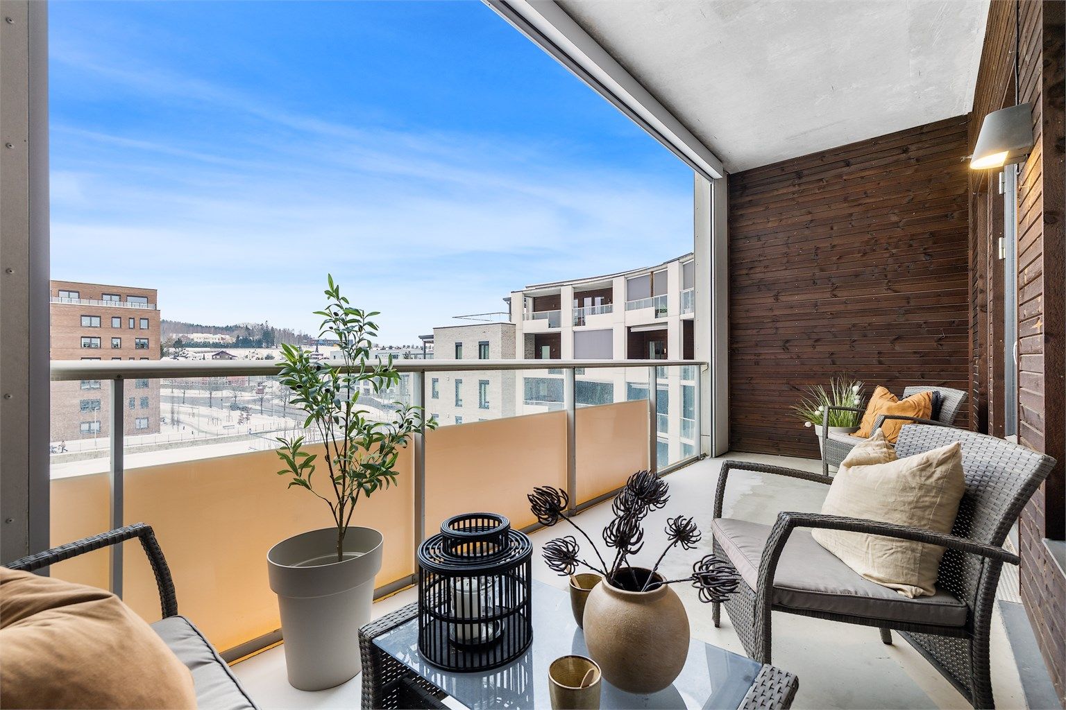 Leiligheten har to balkonger, hvorav den største mot baksiden er på hele 12 m².