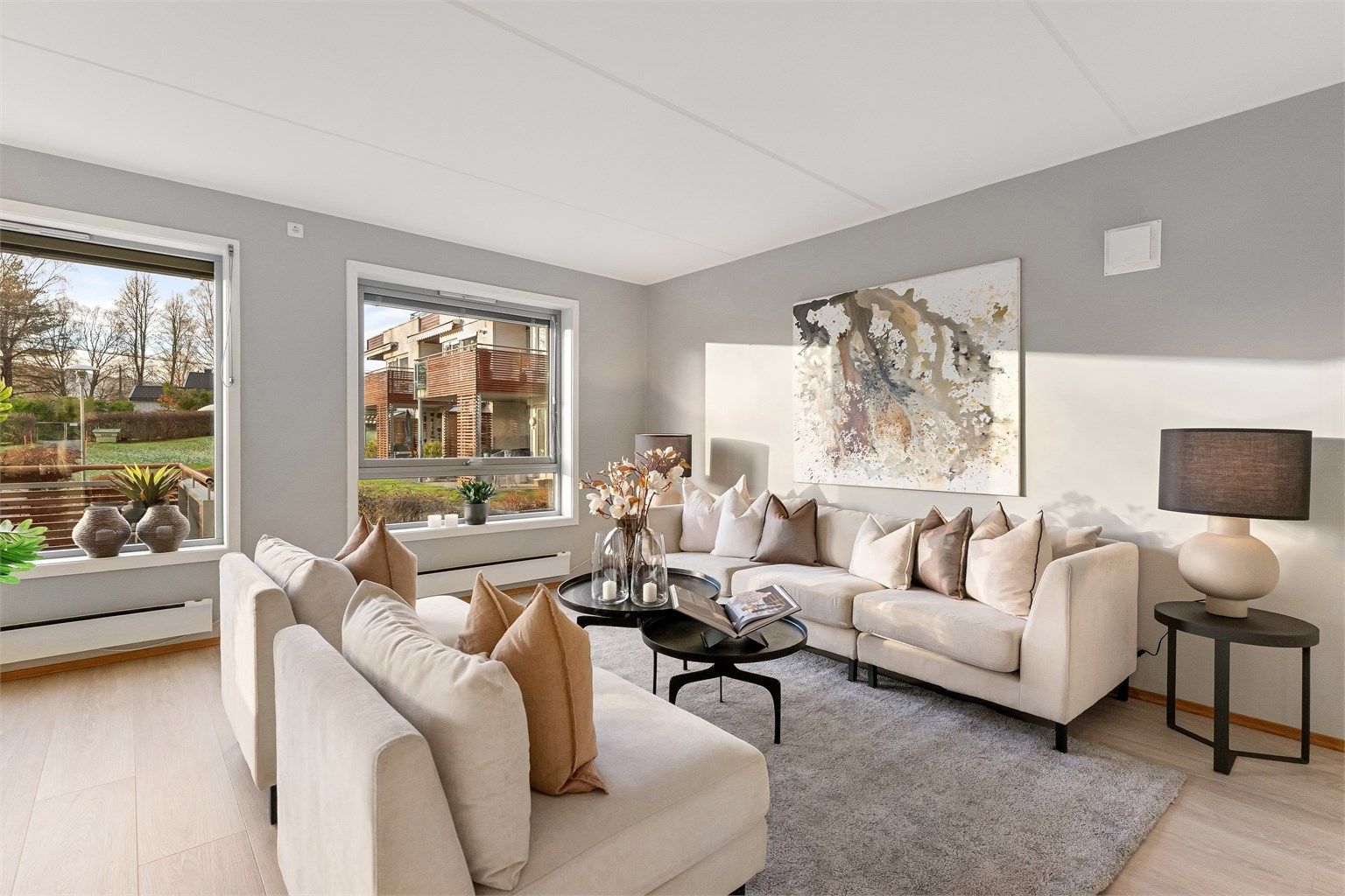 Leiligheten ligger i byggets 2. etasje og har en flott planløsning bestående av en romslig entré, stor og lys stue med åpen kjøkkenløsning, tre gode soverom, baderom, eget vaskerom og innvendig bod