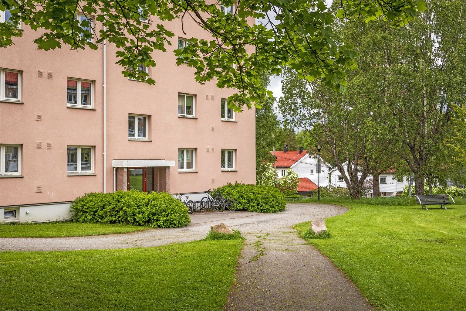 Inngangsparti med en praktisk sykkelparkering på utsiden.