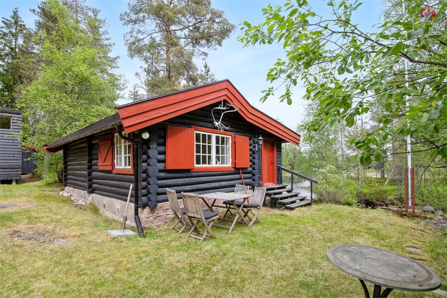 Hytta er oppført i ca. 1947 og inneholder 42 kvm med entré, stue og kjøkken/spiseplass