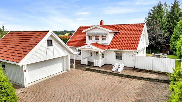 Flott eiendom med klassisk uttrykk, romslig gårdsplass og dobbelgarasje. Foto: Anders Botnmark
