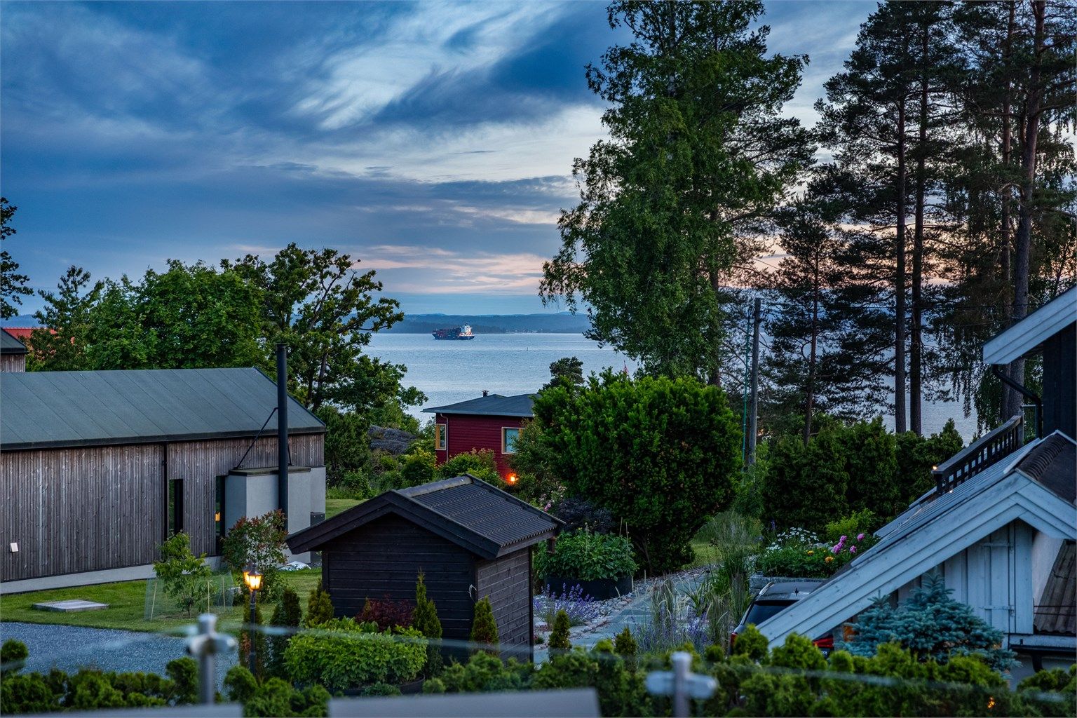 Nærheten til sjøen nærmest sikrer den gode duften av salt sjø. Sjøutsikten er her fremhevet med zoom.