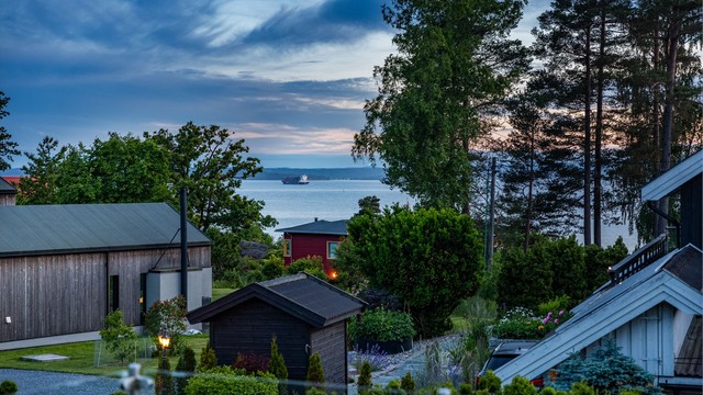 Nærheten til sjøen nærmest sikrer den gode duften av salt sjø. Sjøutsikten er her fremhevet med zoom.