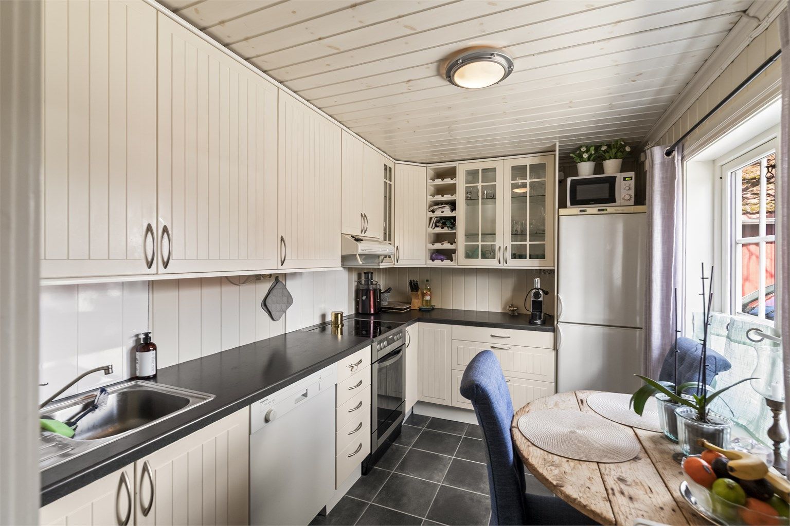 Kjøkkenet i utleiedelen har profilerte fronter og nisje for hvitevarer.